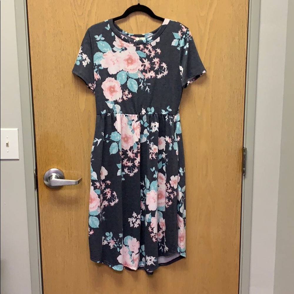 Cute floral dress with pockets!